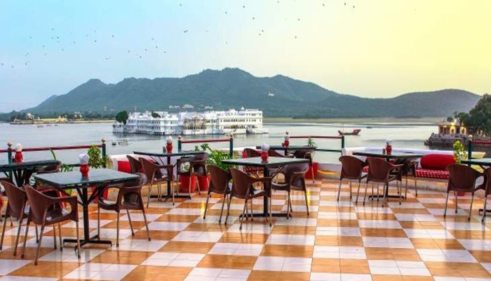 Café/Bistro - Hotel Devraj Niwas Udaipur