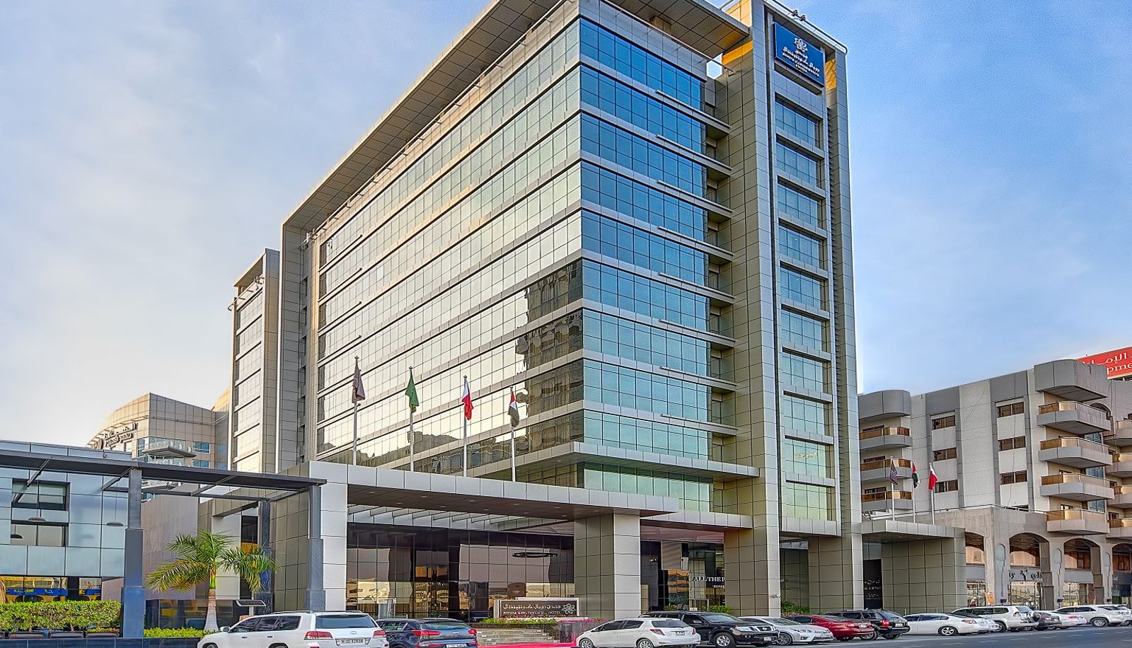Buitenruimte van het hotel - Royal Continental Hotel