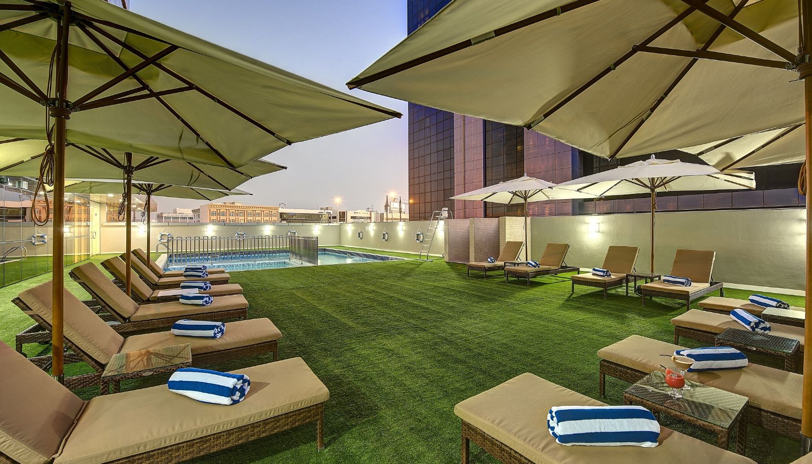 Zwembad - Royal Continental Hotel