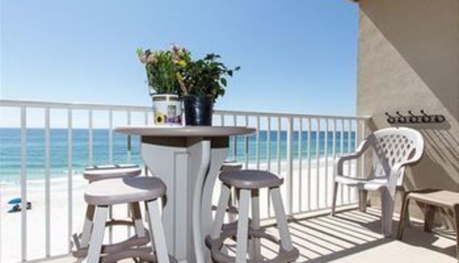 Camera con balcone - Emerald Towers West 4003 by RedAwning