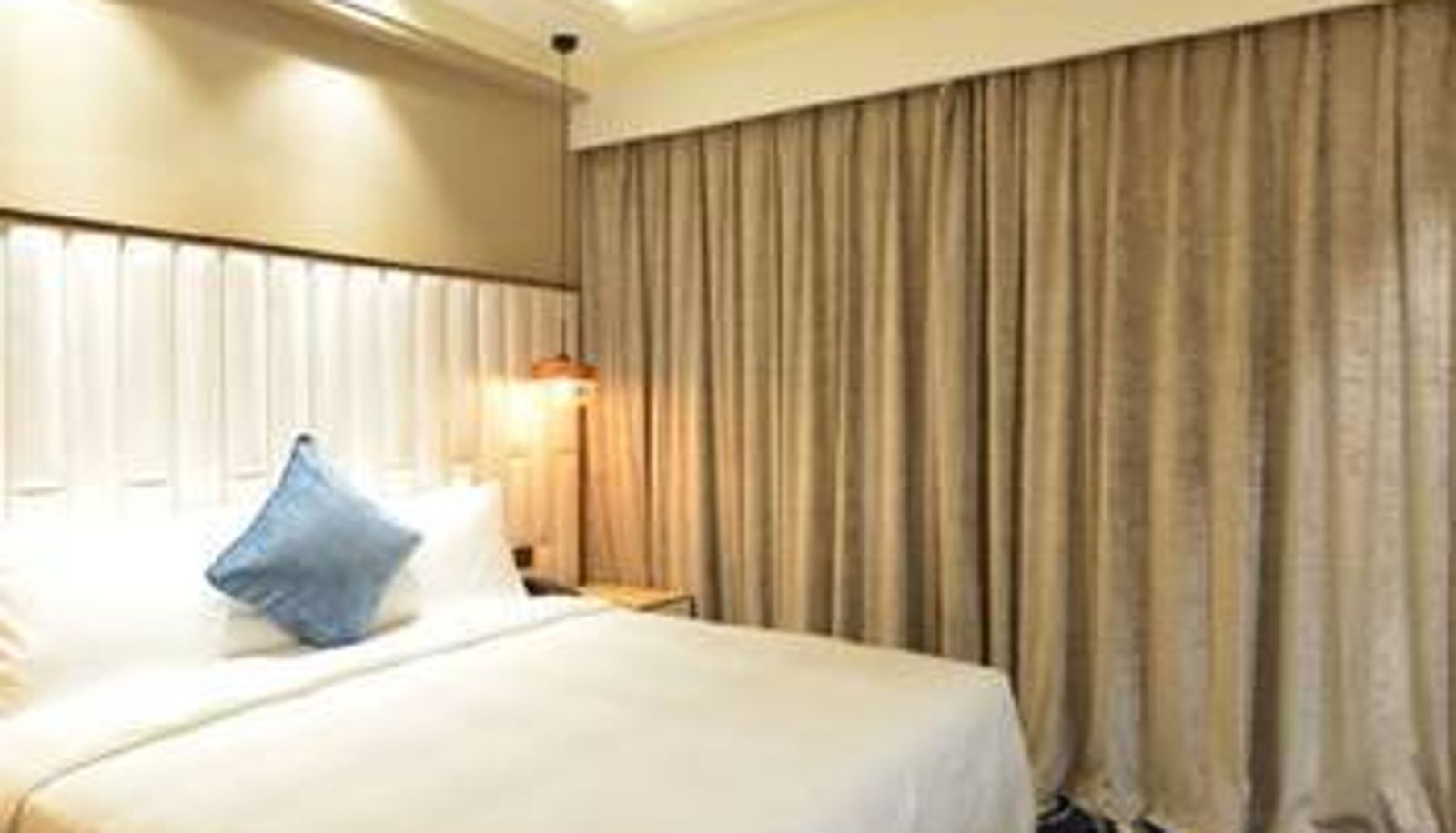 Zimmer - Waters ACME Hotel