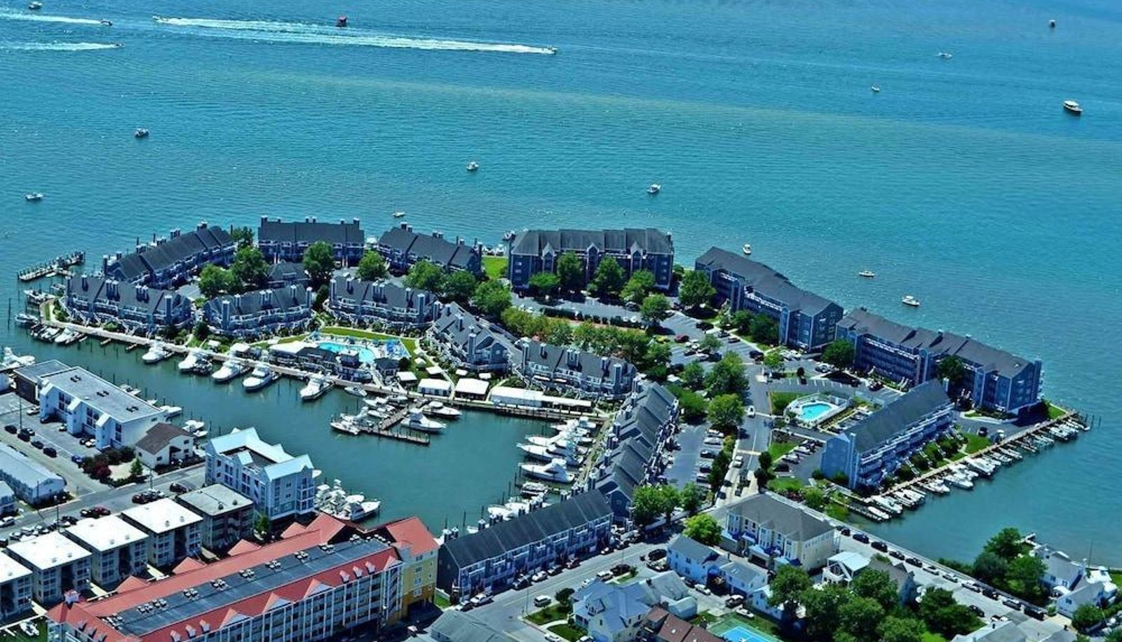 Surrounding - Harbour Island 46G 2 Br townhouse by RedAwning
