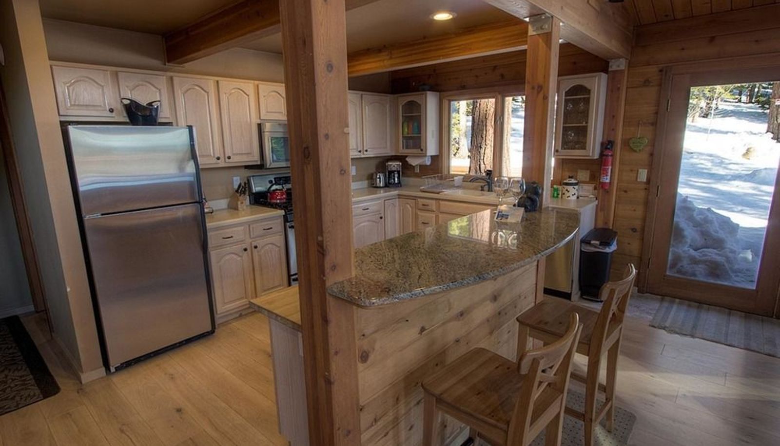 Küchenbereich im Zimmer - Spectacular Home with a Lake View and is Pet Friendly by RedAwning