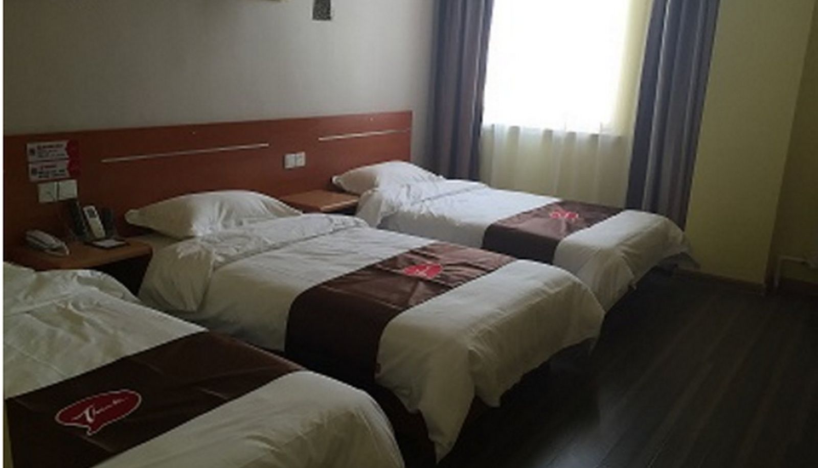 Dreibettzimmer - Qinhuangdao Golden Dream Bay University City Meiju Hotel Chinese only
