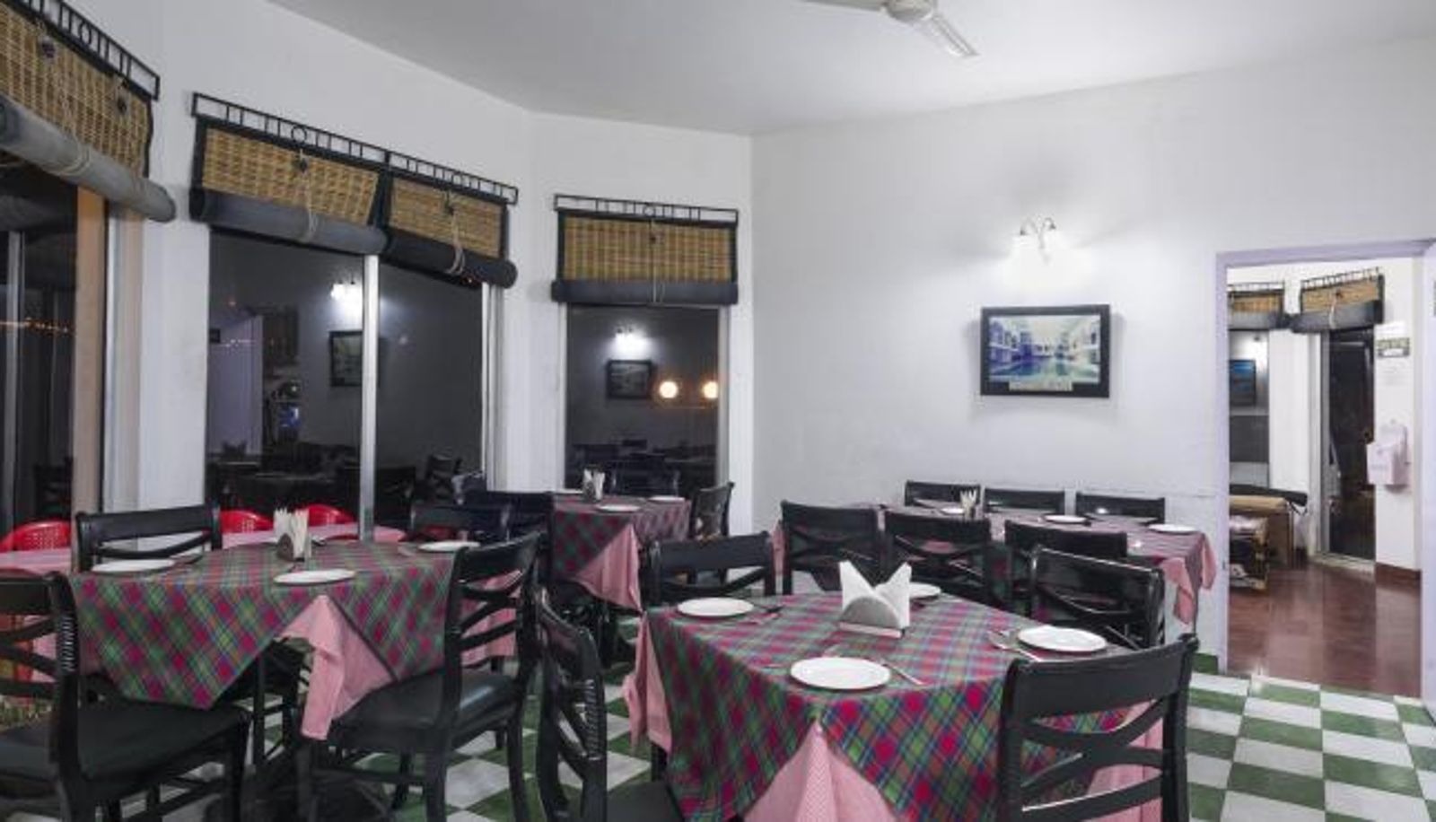 Breakfast room within the restaurant - 3 kms away from Mussoorie Mall Road Country Inn Mussoorie