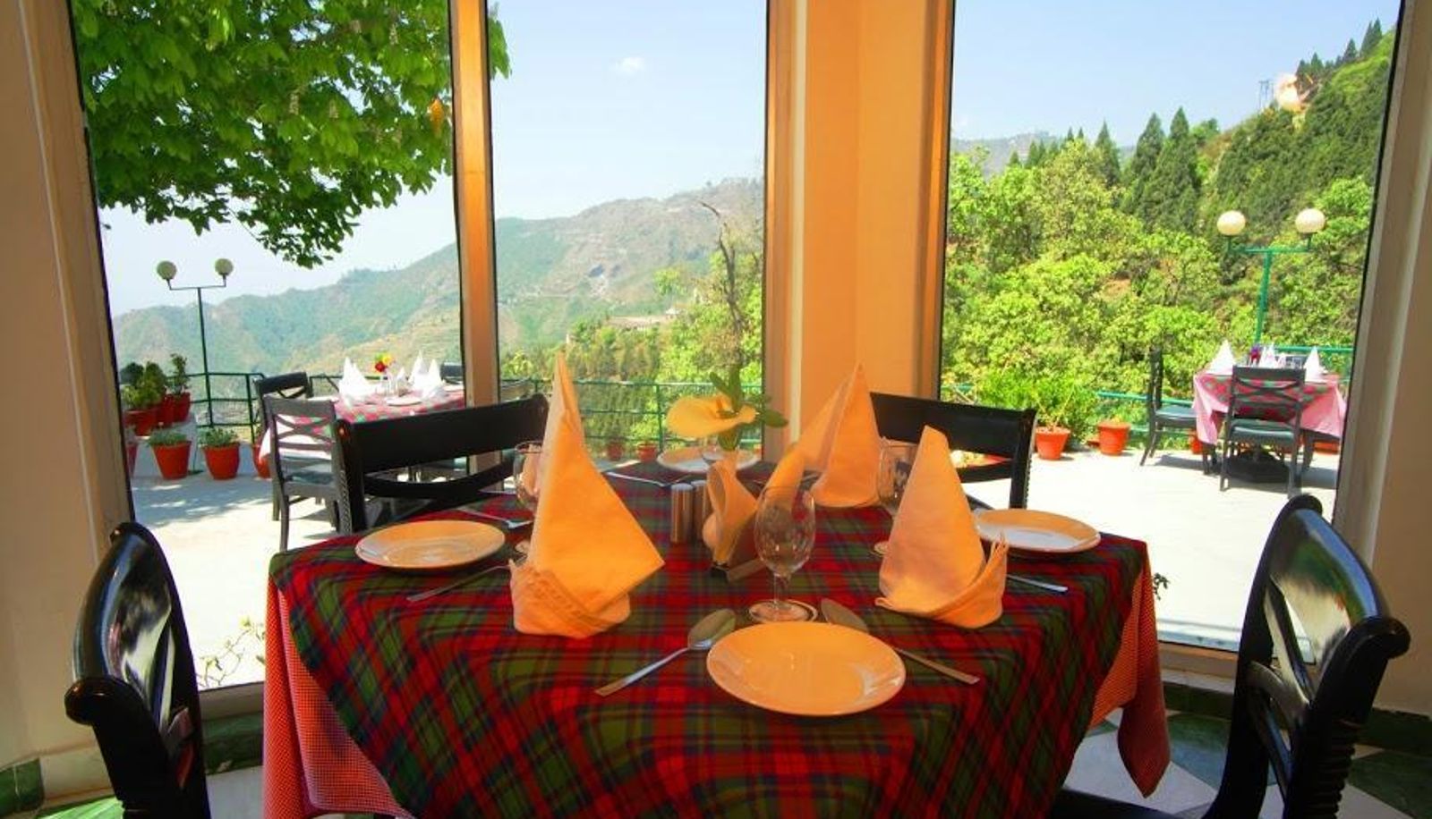Breakfast room within the restaurant - 3 kms away from Mussoorie Mall Road Country Inn Mussoorie
