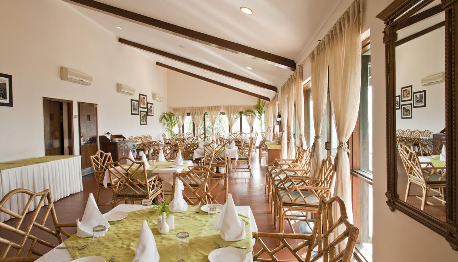 Salle de petit-déjeuner dans le restaurant - Baikunth Resort