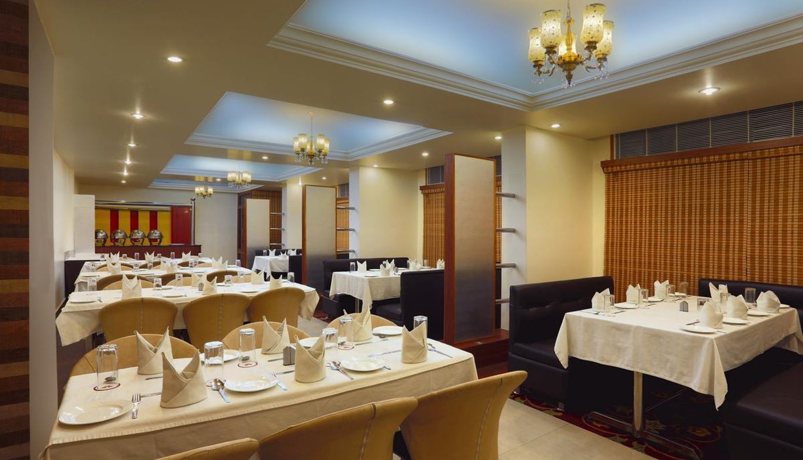 Sala de desayunos dentro del restaurante - Hotel Subash International