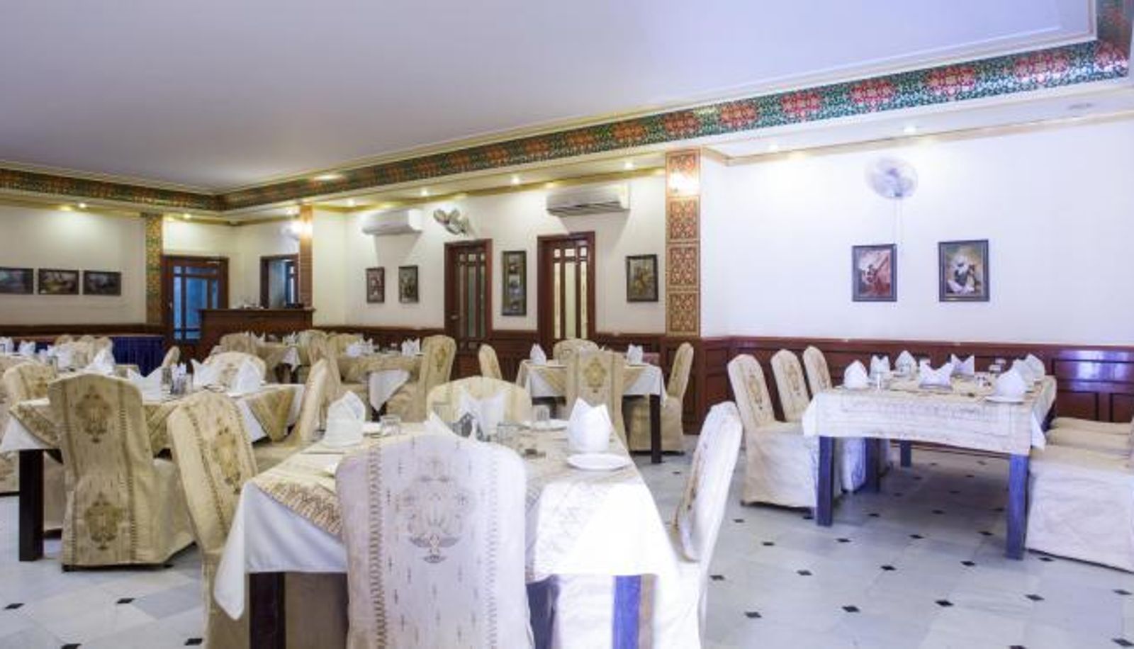 Frühstücksraum innerhalb des Restaurants - Hotel Sagar (Vegetarian Hotel)