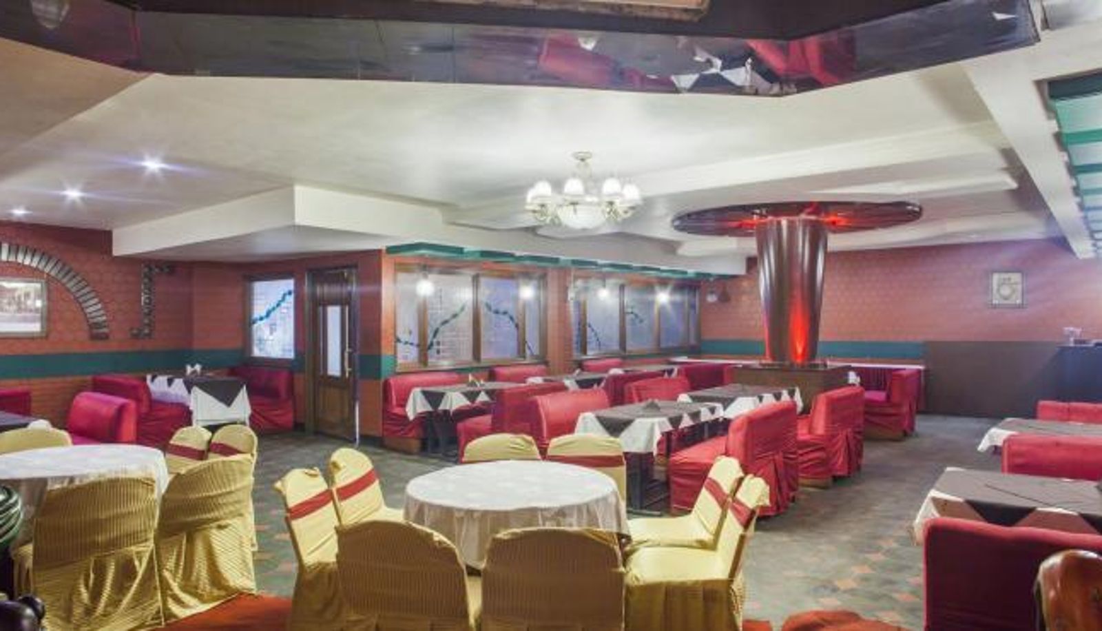 Frühstücksraum innerhalb des Restaurants - Hotel The Taksonz