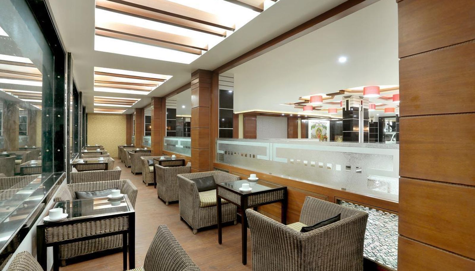 Sala de desayunos dentro del restaurante - Hotel Subash International