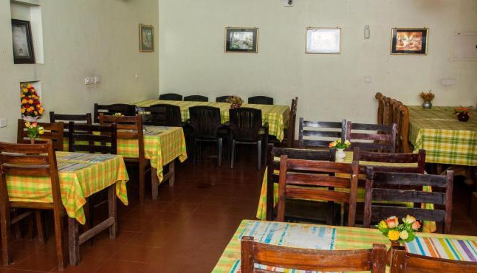 Salle de petit-déjeuner dans le restaurant - Lake Haven Island Resorts