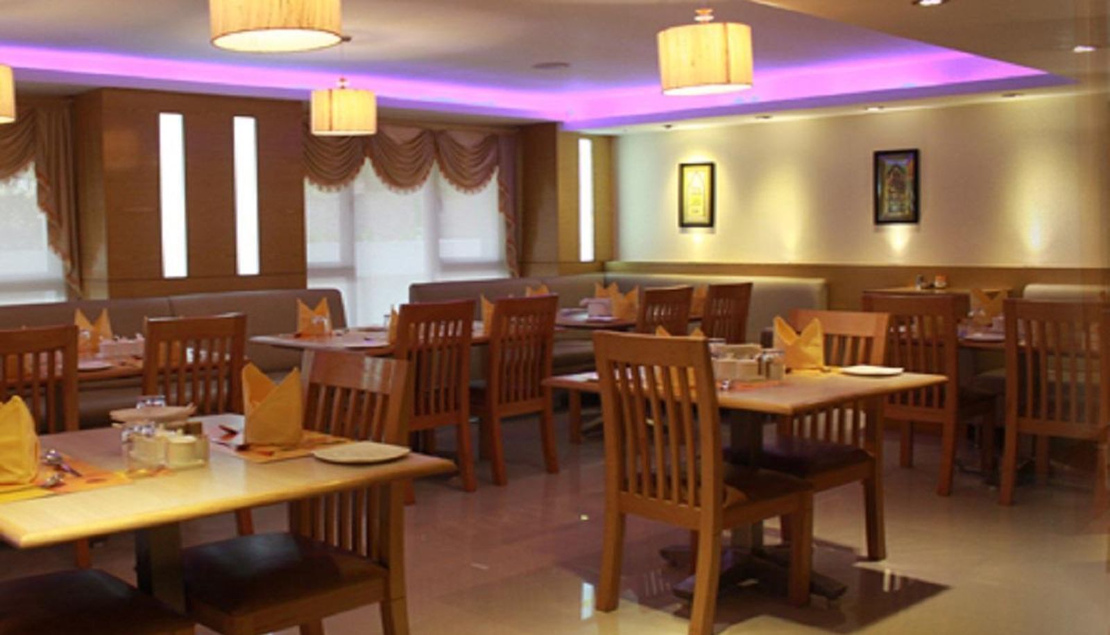 Sala śniadaniowa w restauracji - Mahalaya residency