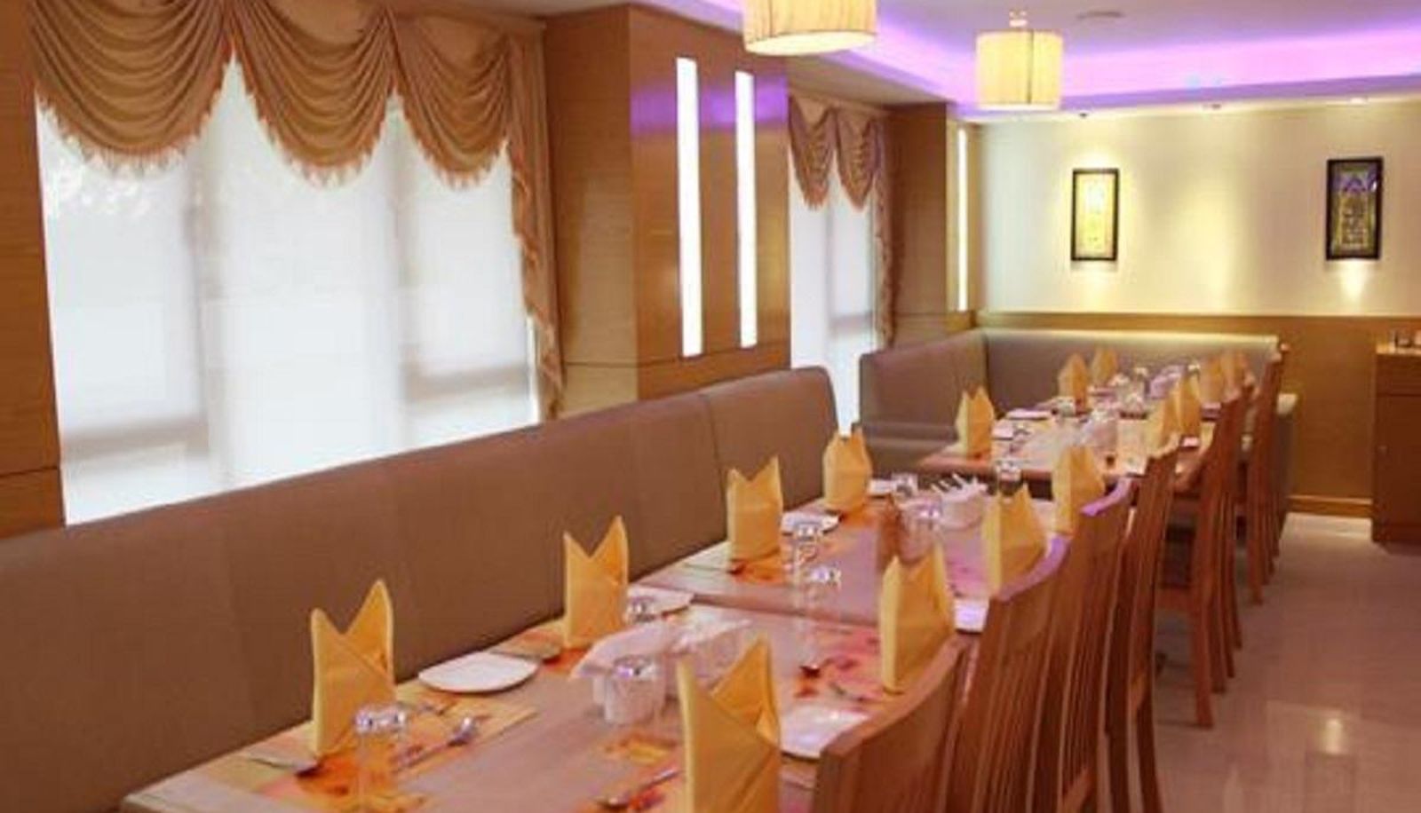 Sala śniadaniowa w restauracji - Mahalaya residency