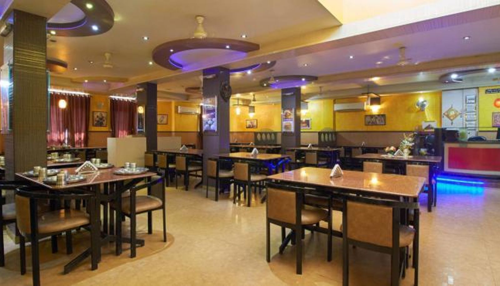 Sala de desayunos dentro del restaurante - Junagadh Hotel Harmony