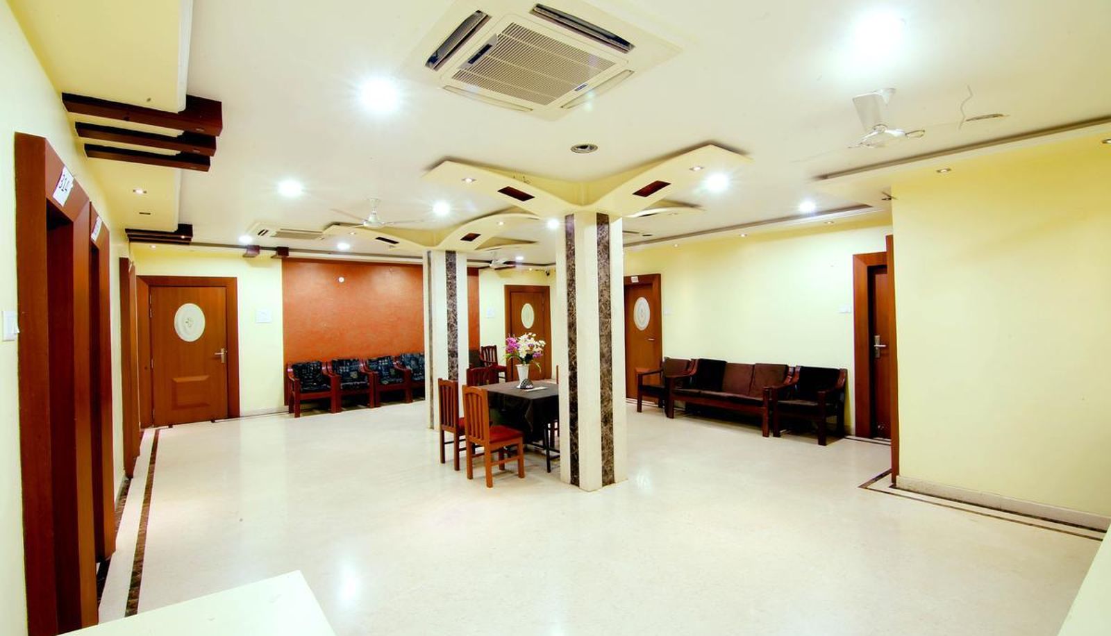Hall - Hotel Kusum