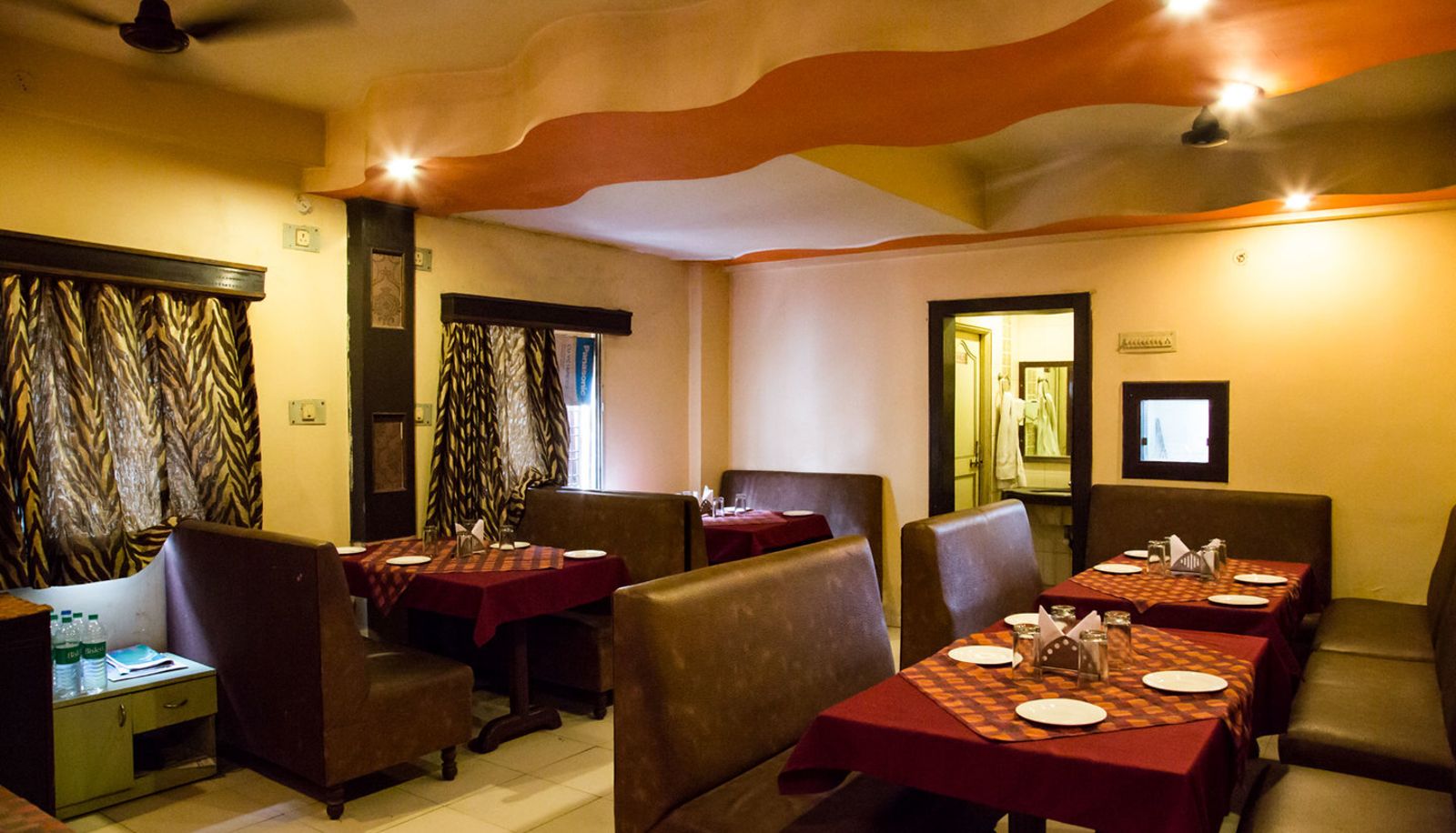 Frühstücksraum innerhalb des Restaurants - Hotel Parashar Check In
