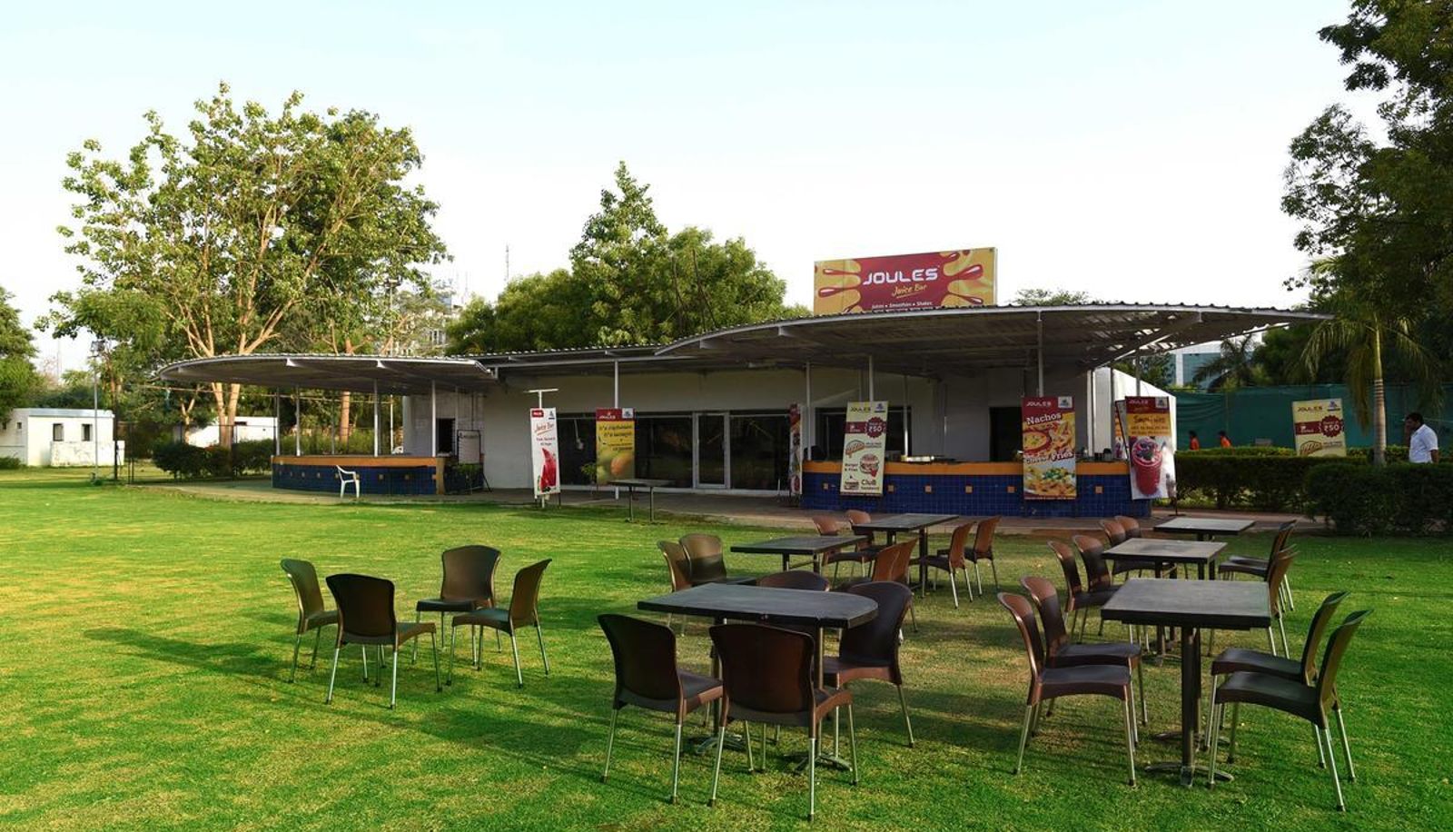 Frühstücksraum innerhalb des Restaurants - Infocity Club & Resort
