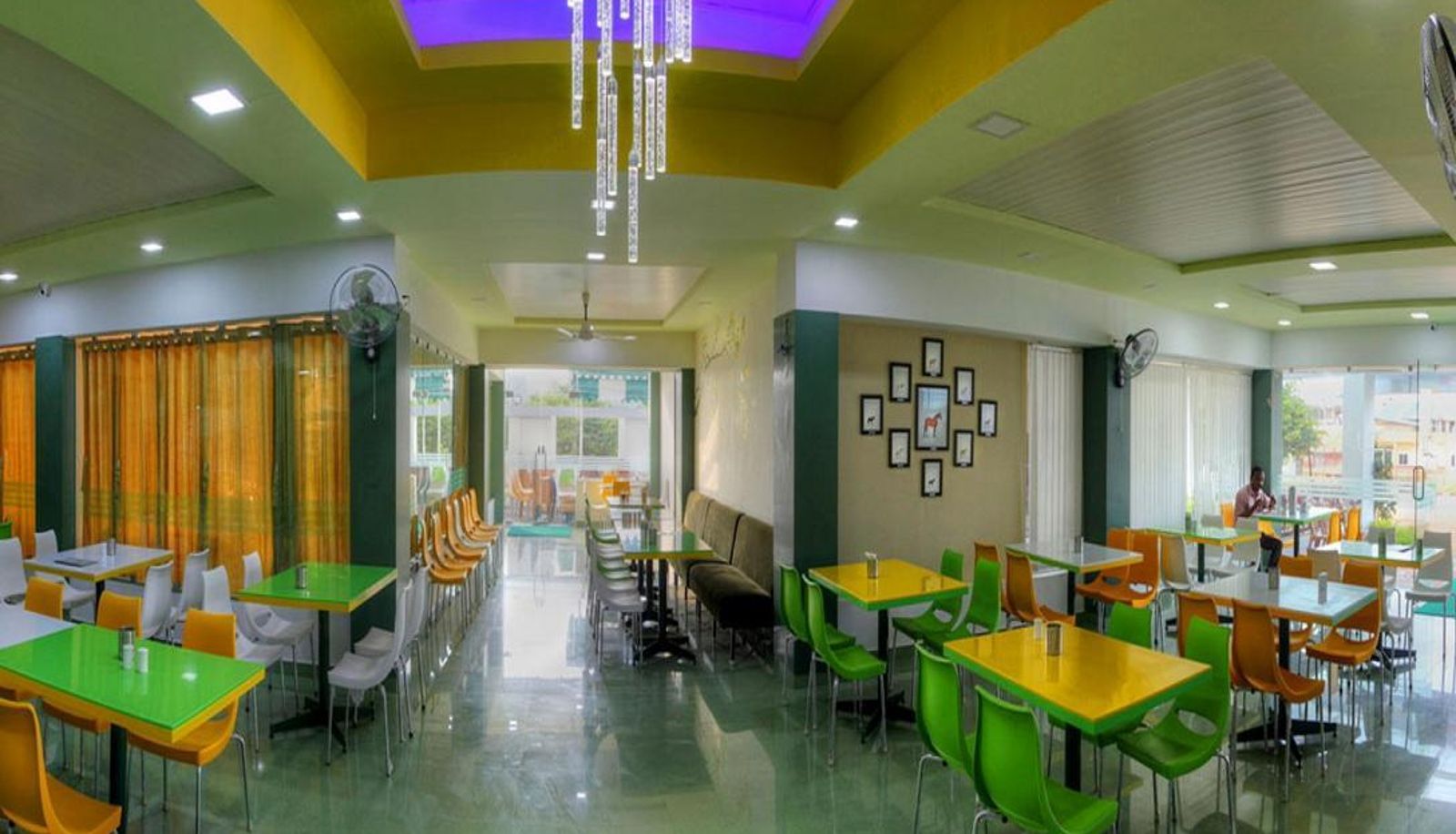Frühstücksraum innerhalb des Restaurants - Rajmahal Inn