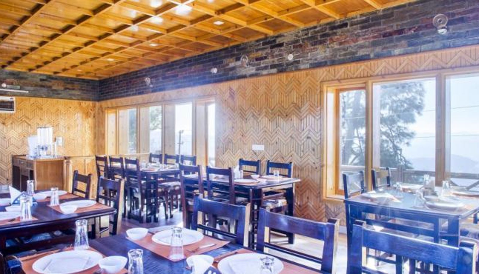 Sala prima colazione all'interno del ristorante - The Green Village Eco Resort Jageshwar