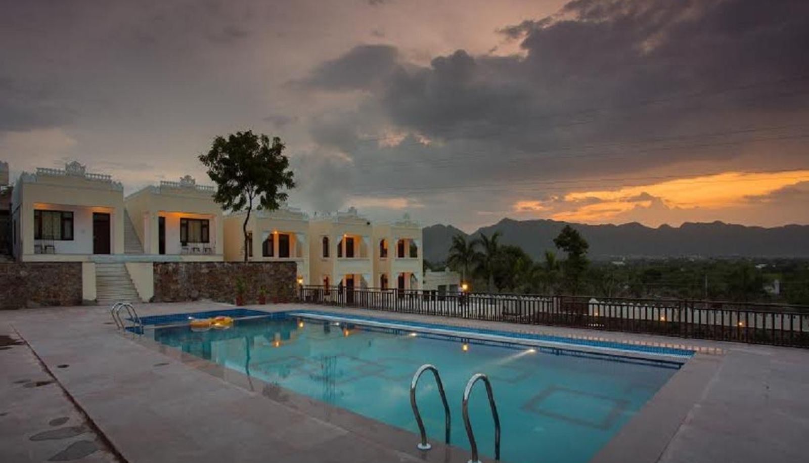 Basen - Hill Garden Retreat