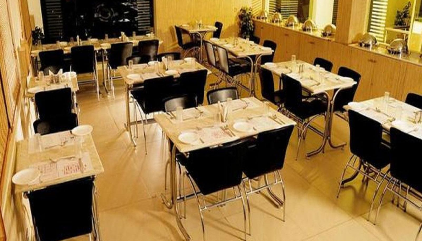 Sala de desayunos dentro del restaurante - Hotel Pratap Plaza