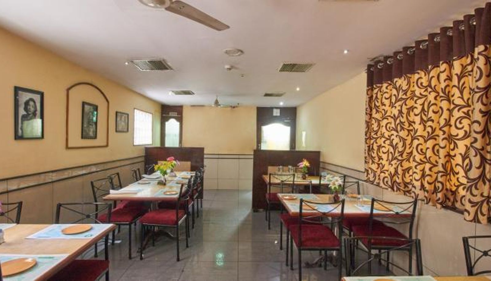 Sala de desayunos dentro del restaurante - Hotel Sripada