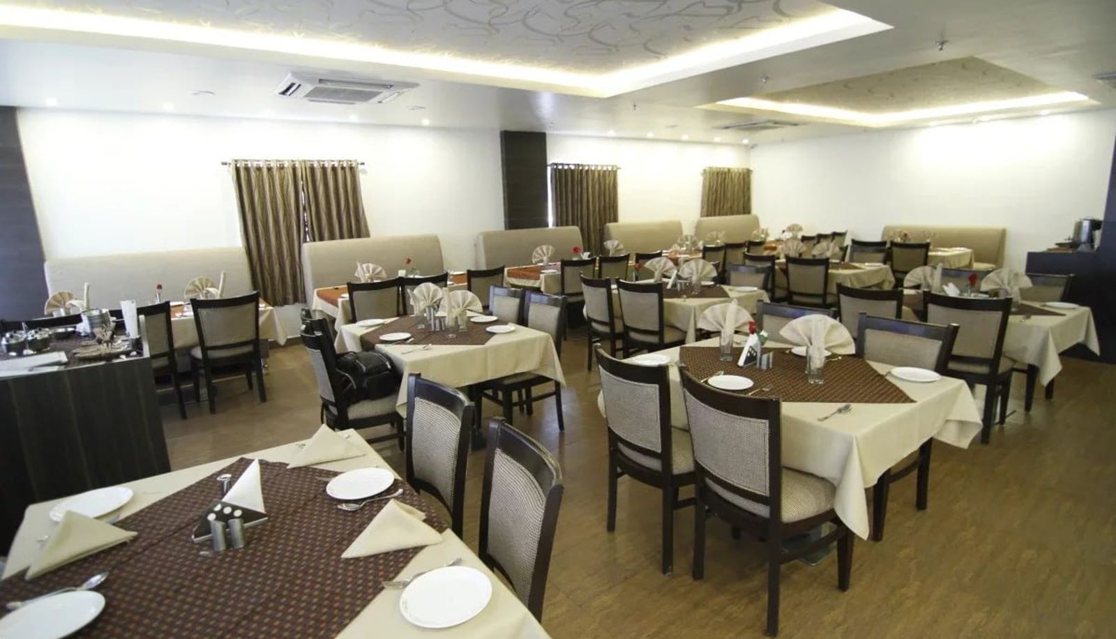 Breakfast room within the restaurant - HOTEL GREEN APPLE