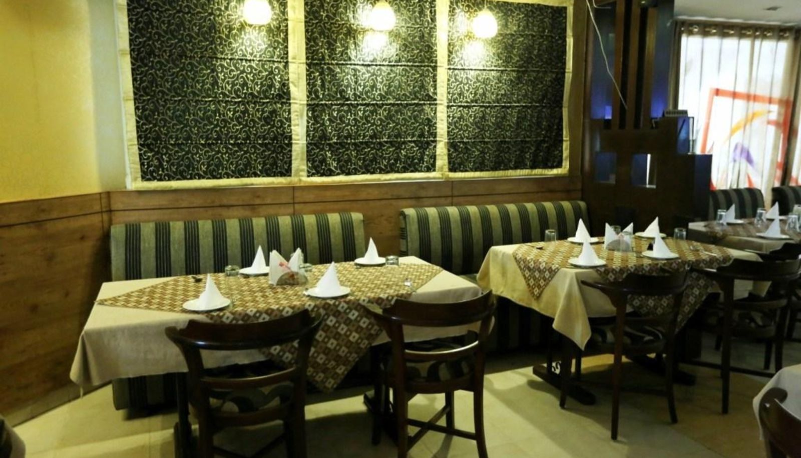 Frühstücksraum innerhalb des Restaurants - Hotel Grand Park