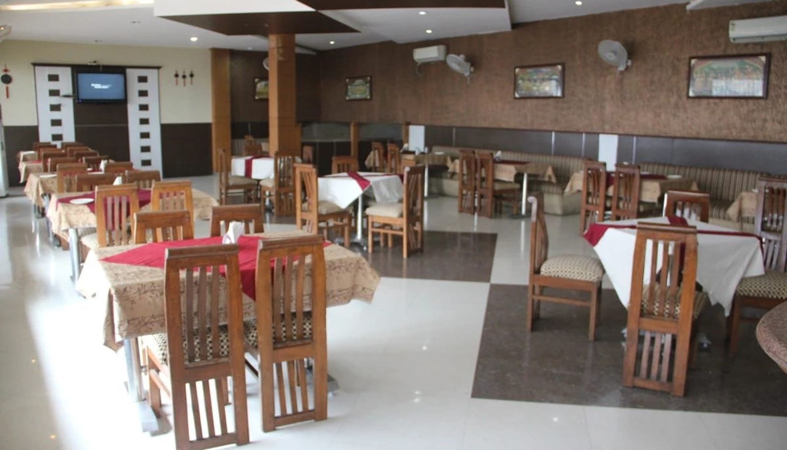 Sala prima colazione all'interno del ristorante - Hotel Prem Nisarga