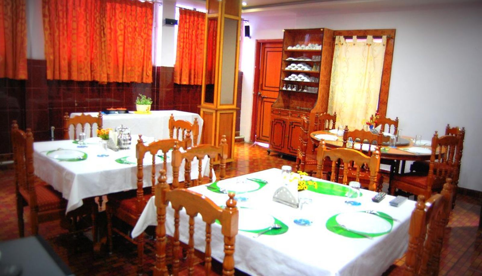 Frühstücksraum innerhalb des Restaurants - Hotel Vijaya Residency