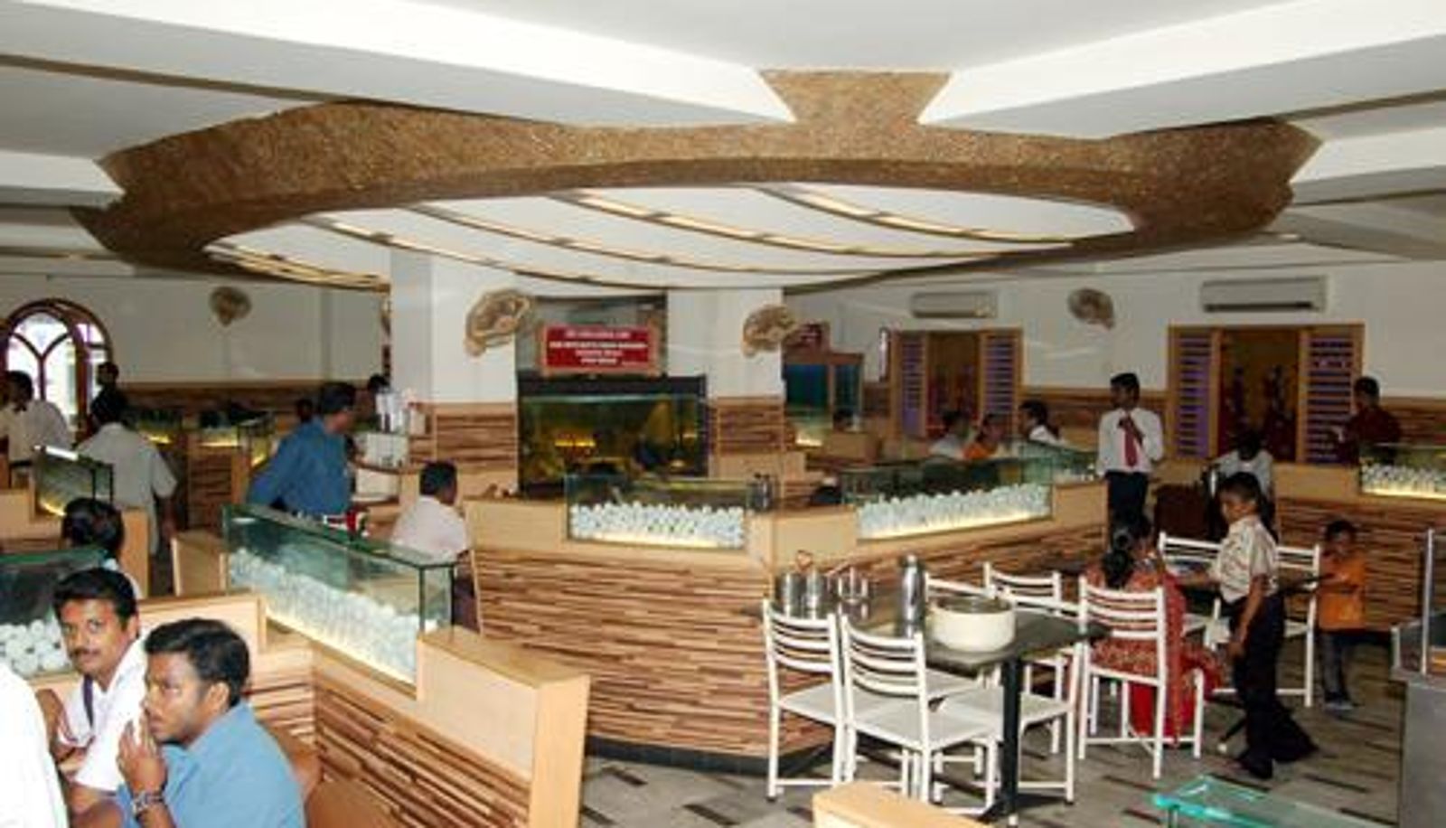 Ontbijtzaal in het restaurant - Sakthi Hotel