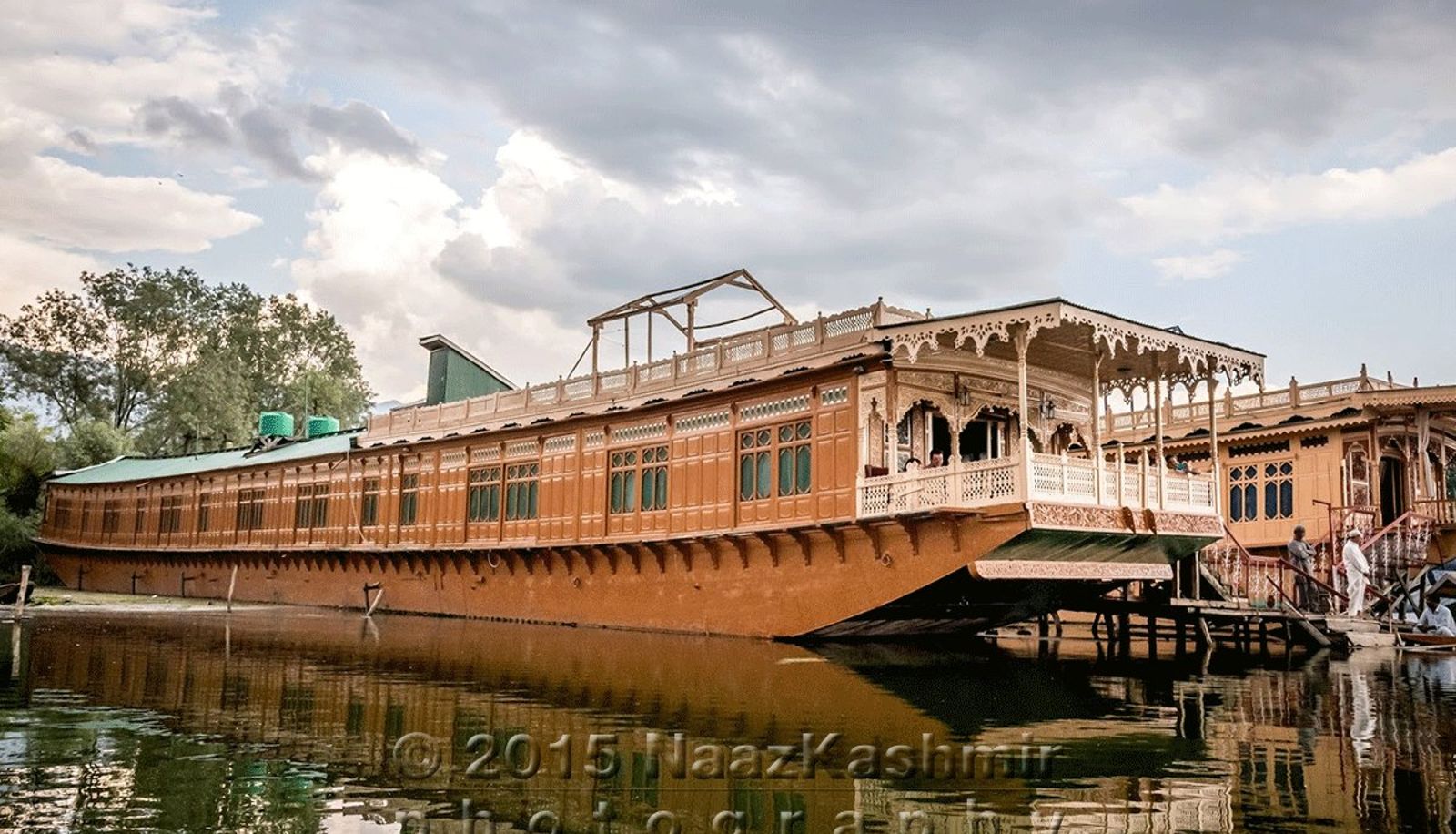 Info - Naaz Kashmir (A Luxury Houseboat)