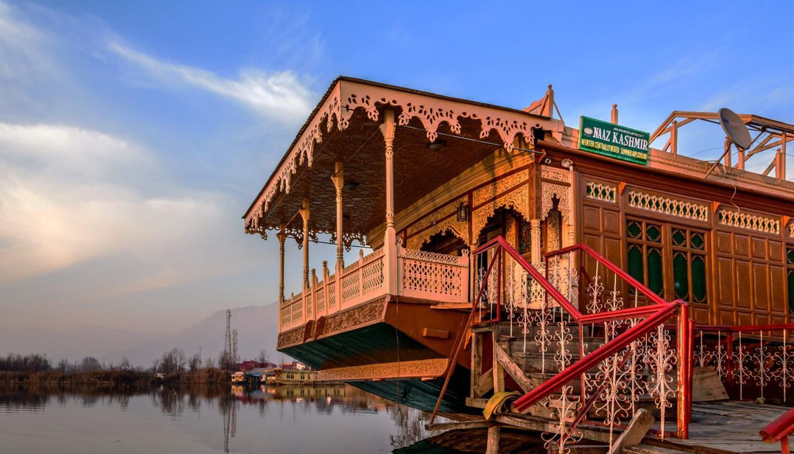 Info - Naaz Kashmir (A Luxury Houseboat)