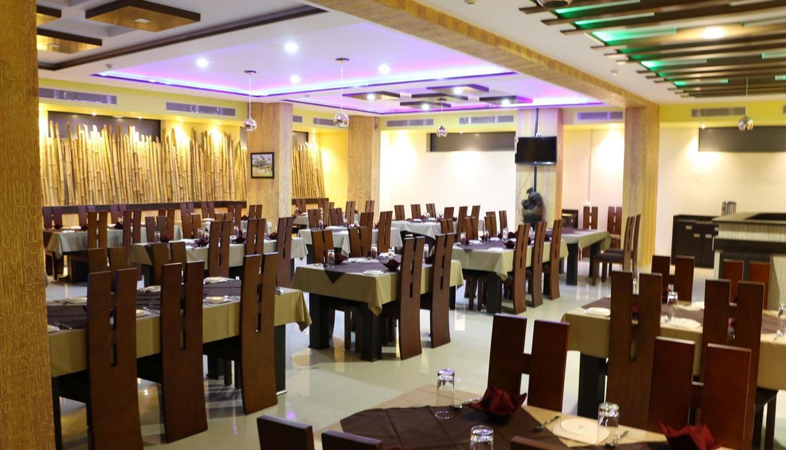 Salle de petit-déjeuner dans le restaurant - HOTEL REEVANTA