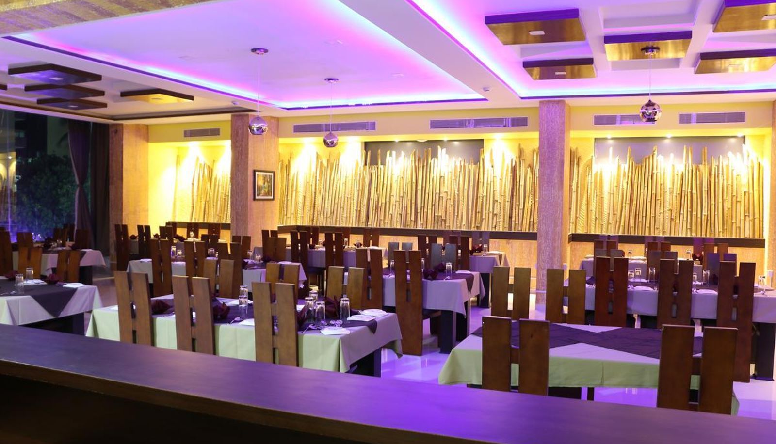 Salle de petit-déjeuner dans le restaurant - HOTEL REEVANTA