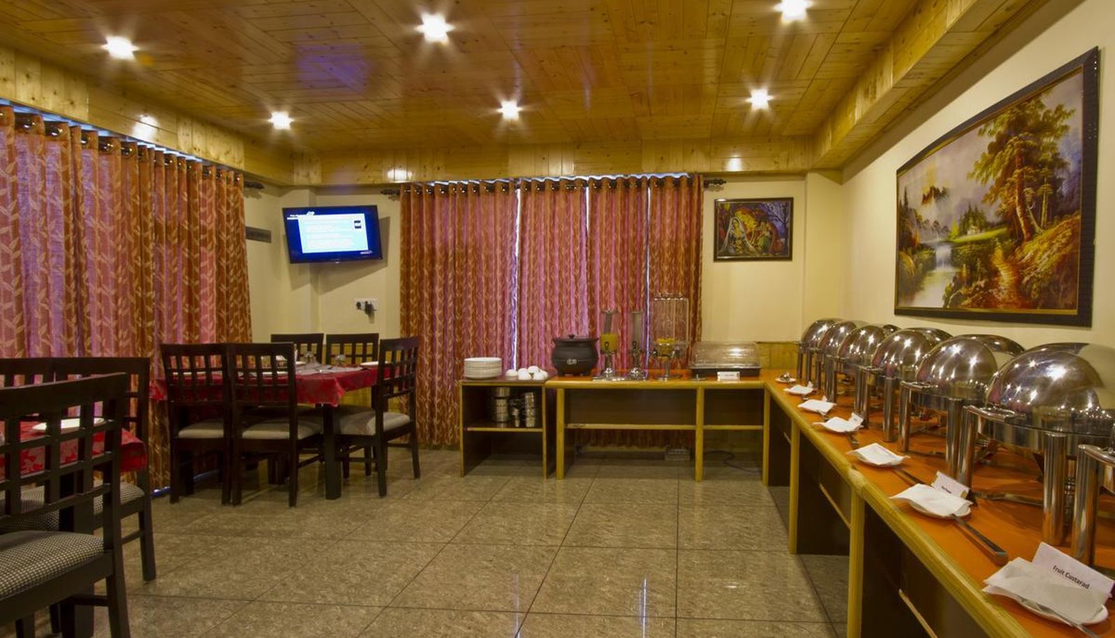 Sala de desayunos dentro del restaurante - Fog Hills Cottages