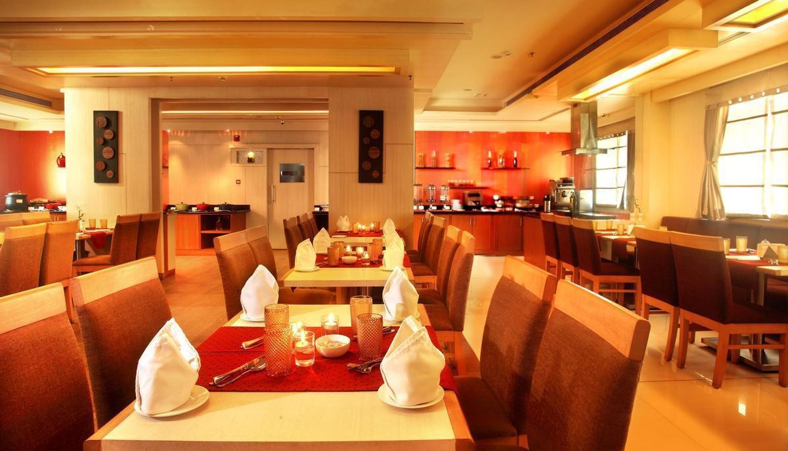 Frühstücksraum innerhalb des Restaurants - Daizzo Maple Residency