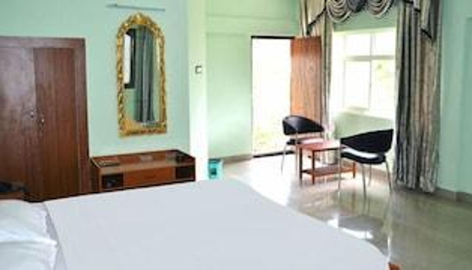 Standard room - La Flora Paradise Residency