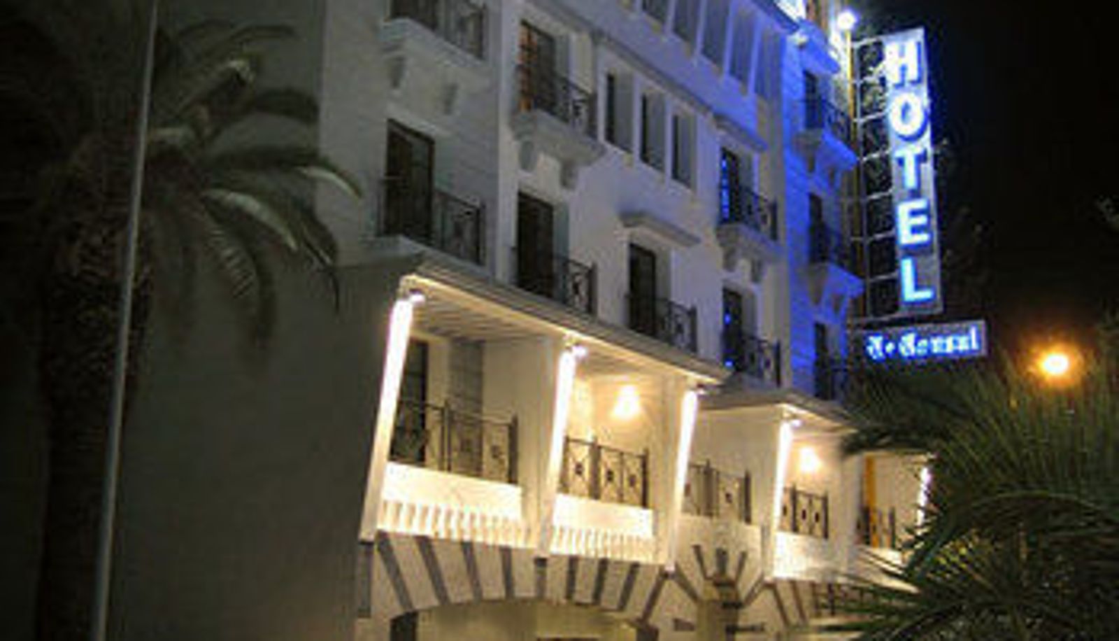 Buitenruimte van het hotel - Hôtel Le Consul