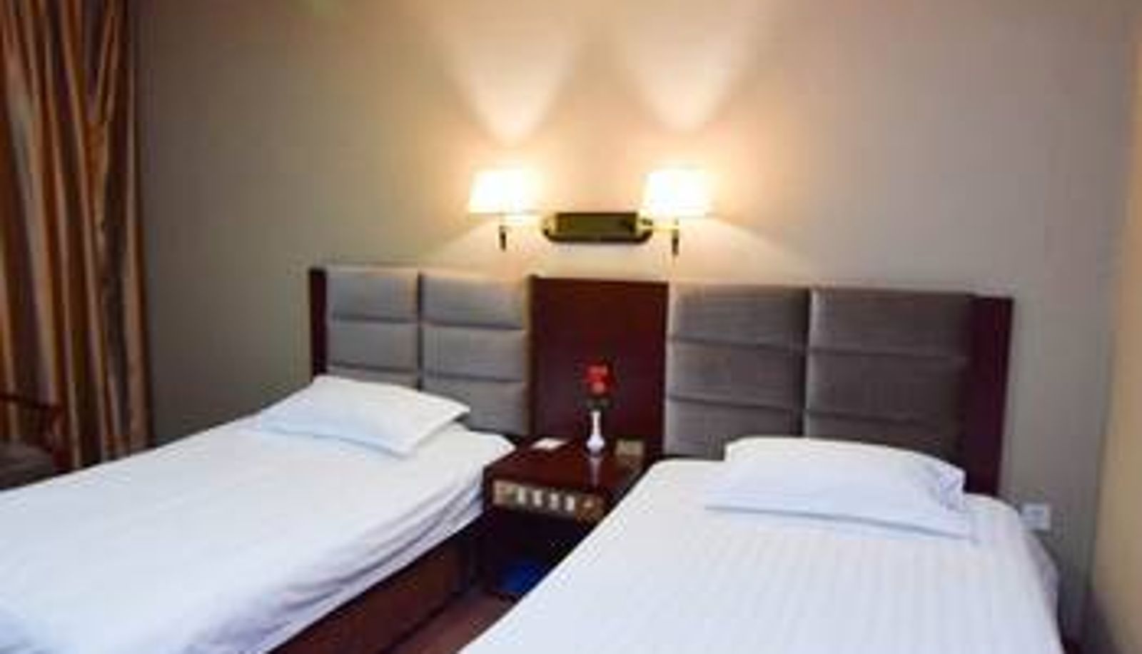 Zimmer - Xuanyue Holiday Inn (Luoyang Wuzhou International Industrial Expo City Branch)