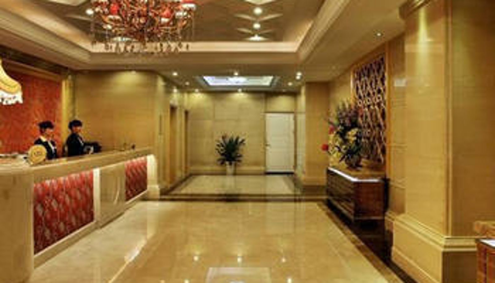 Hall - Golden Splindid Hotel • VYNN
