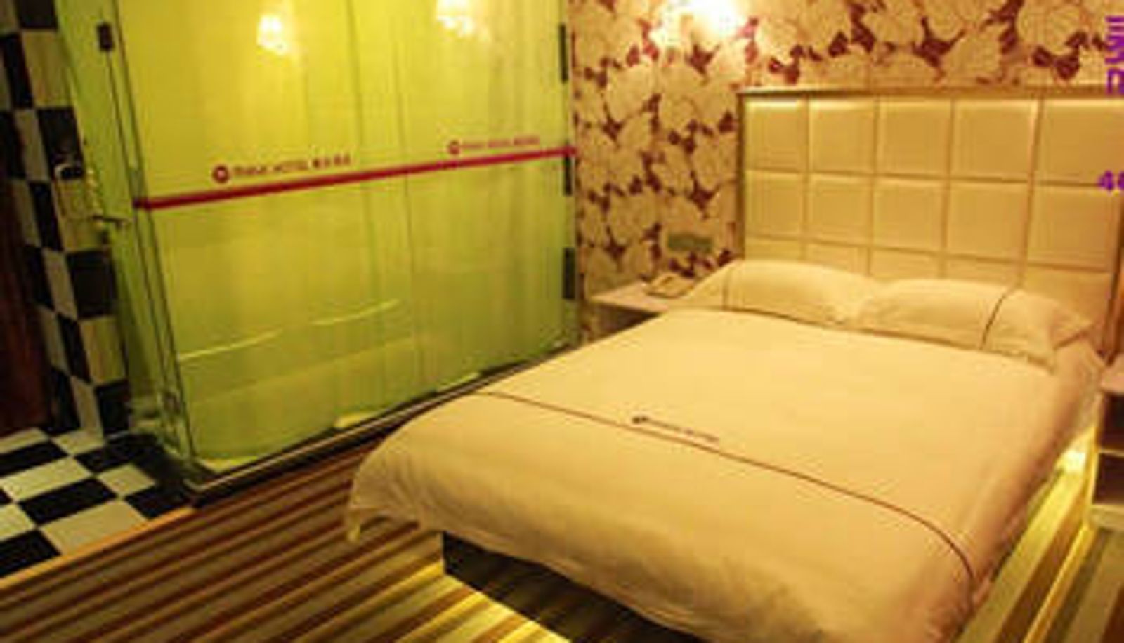 Camera - Auchan Hotel (Changsha Martyrs Park South Subway Station Store)