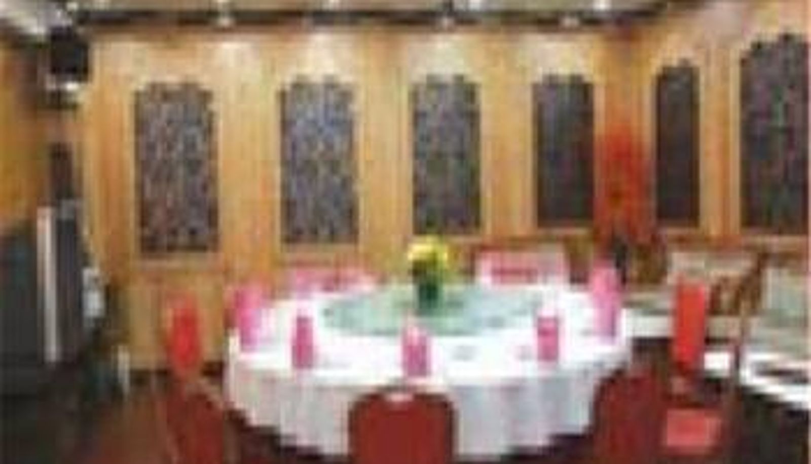 Salle de petit-déjeuner dans le restaurant - 韶关始兴远东酒店