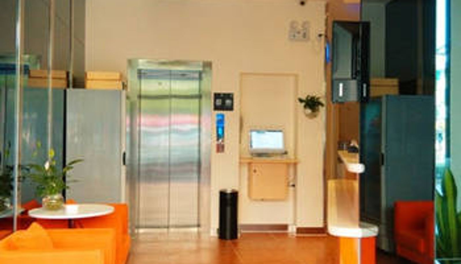 Hall - 7 Days Inn