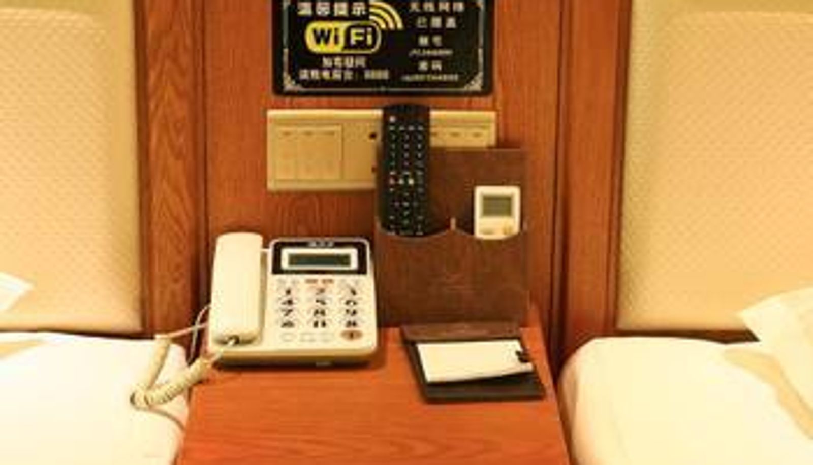 Zimmer - Golden Moon Business Hotel (Maternal and Child Health Hospital Store)