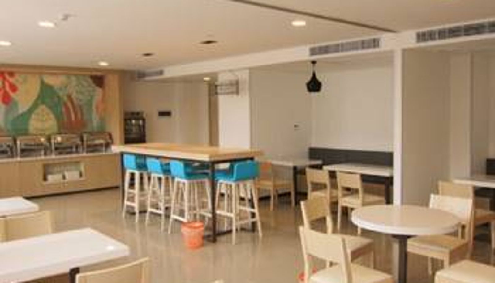 Salle de petit-déjeuner dans le restaurant - 汉庭酒店(镇江火车站南广场店)