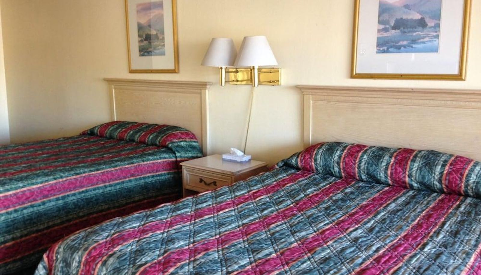 Standard room - National 9 Motel