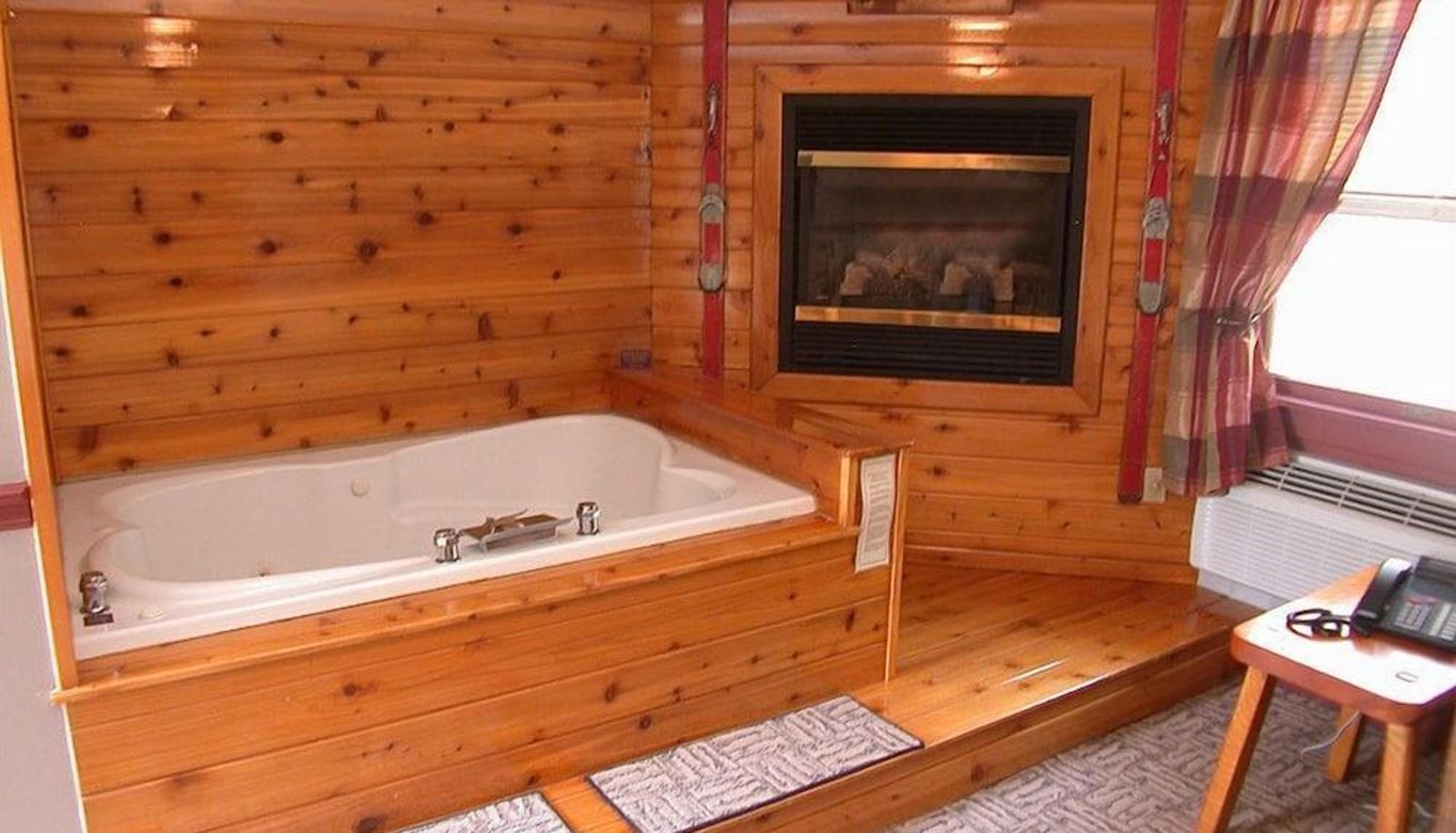 Standard room - Mountaintop Lodge at Lake Naomi