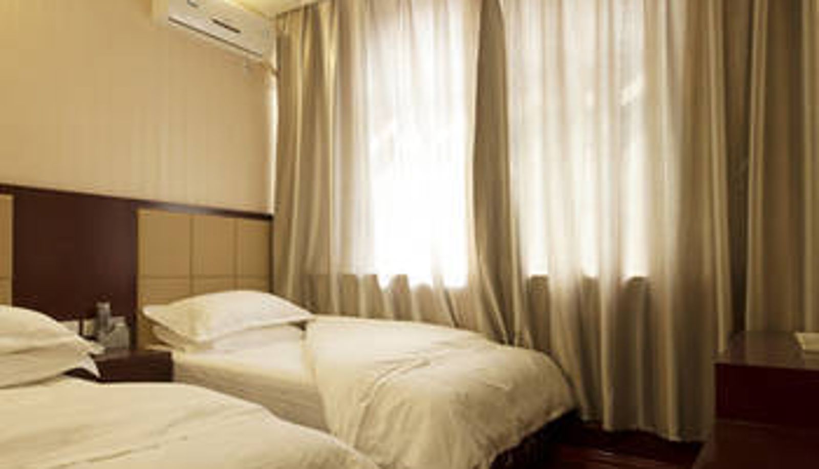 Kamer - Coal Sea Hotel (Railway Station Clothing City Store)